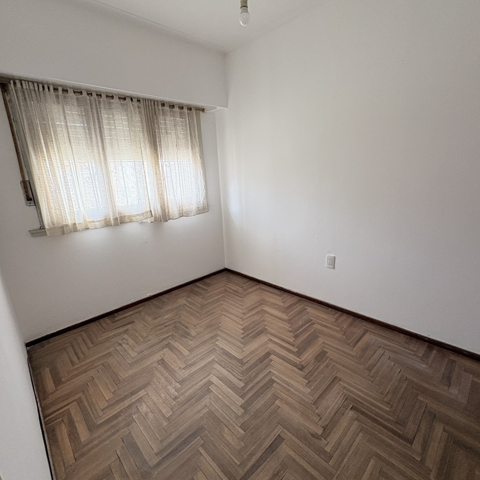 Venta de casa 3 ambientes con garage y parque en el Gaucho