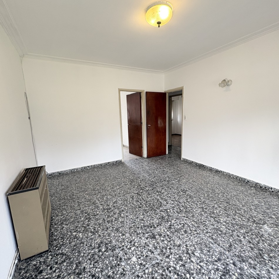 Venta de casa 3 ambientes con garage y parque en el Gaucho