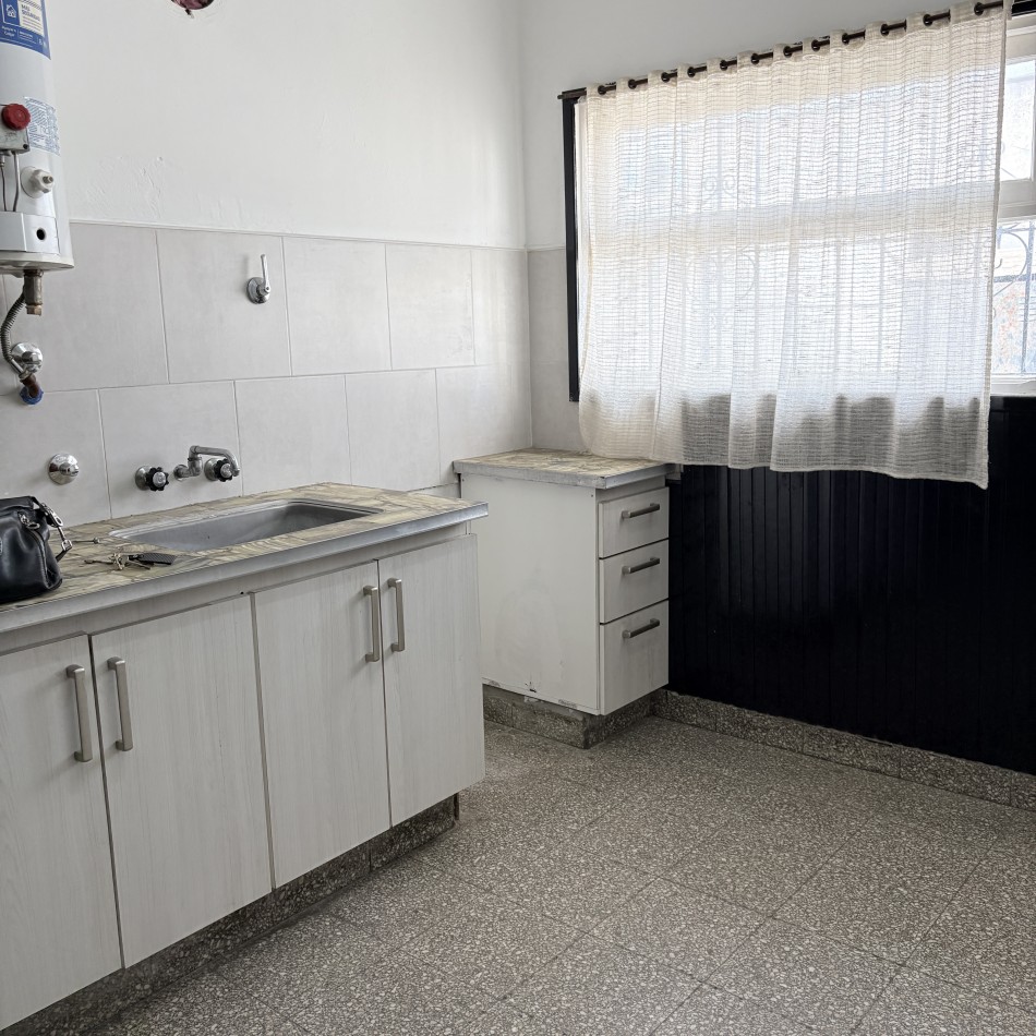 Venta de casa 3 ambientes con garage y parque en el Gaucho
