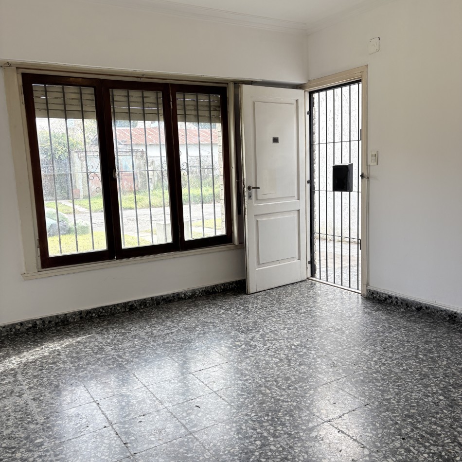 Venta de casa 3 ambientes con garage y parque en el Gaucho