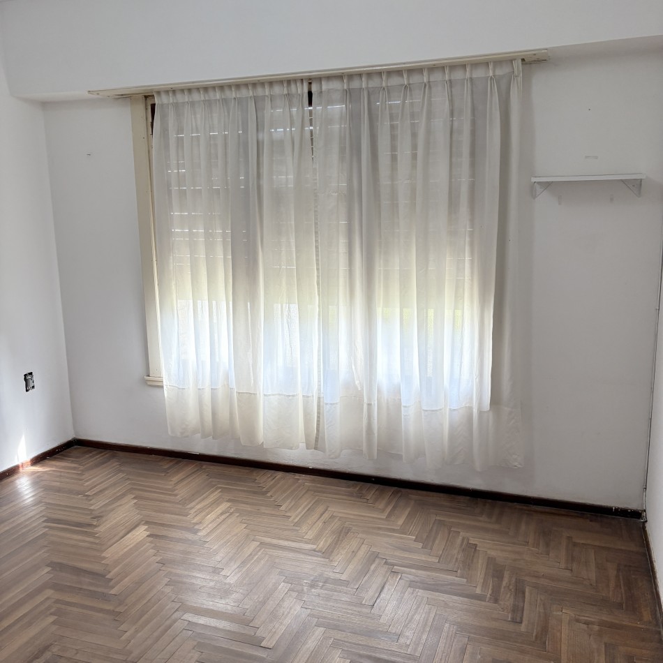 Venta de casa 3 ambientes con garage y parque en el Gaucho