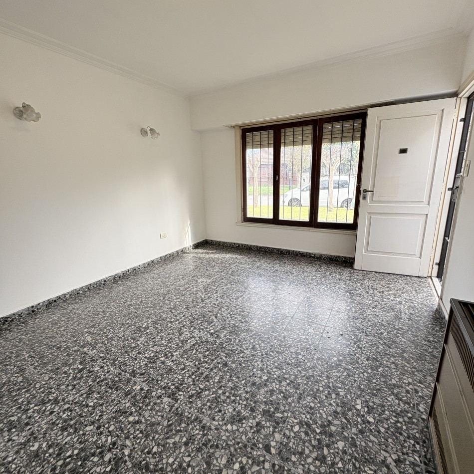 Venta de casa 3 ambientes con garage y parque en el Gaucho