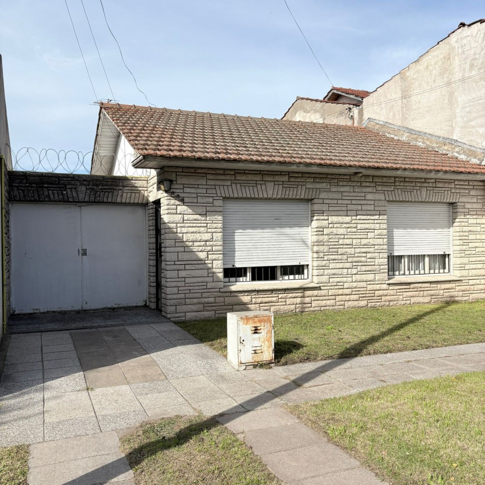 Venta de casa 3 ambientes con garage y parque en el Gaucho