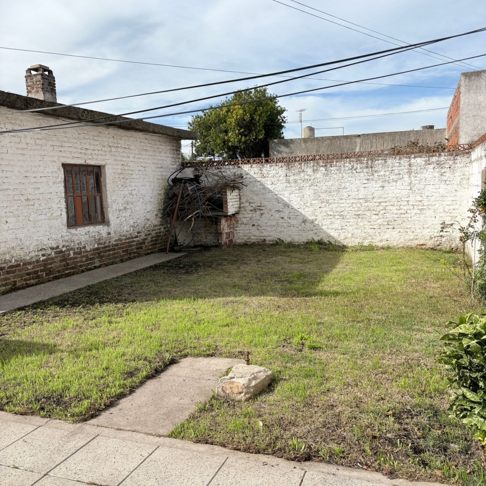 Venta de casa 3 ambientes con garage y parque en el Gaucho