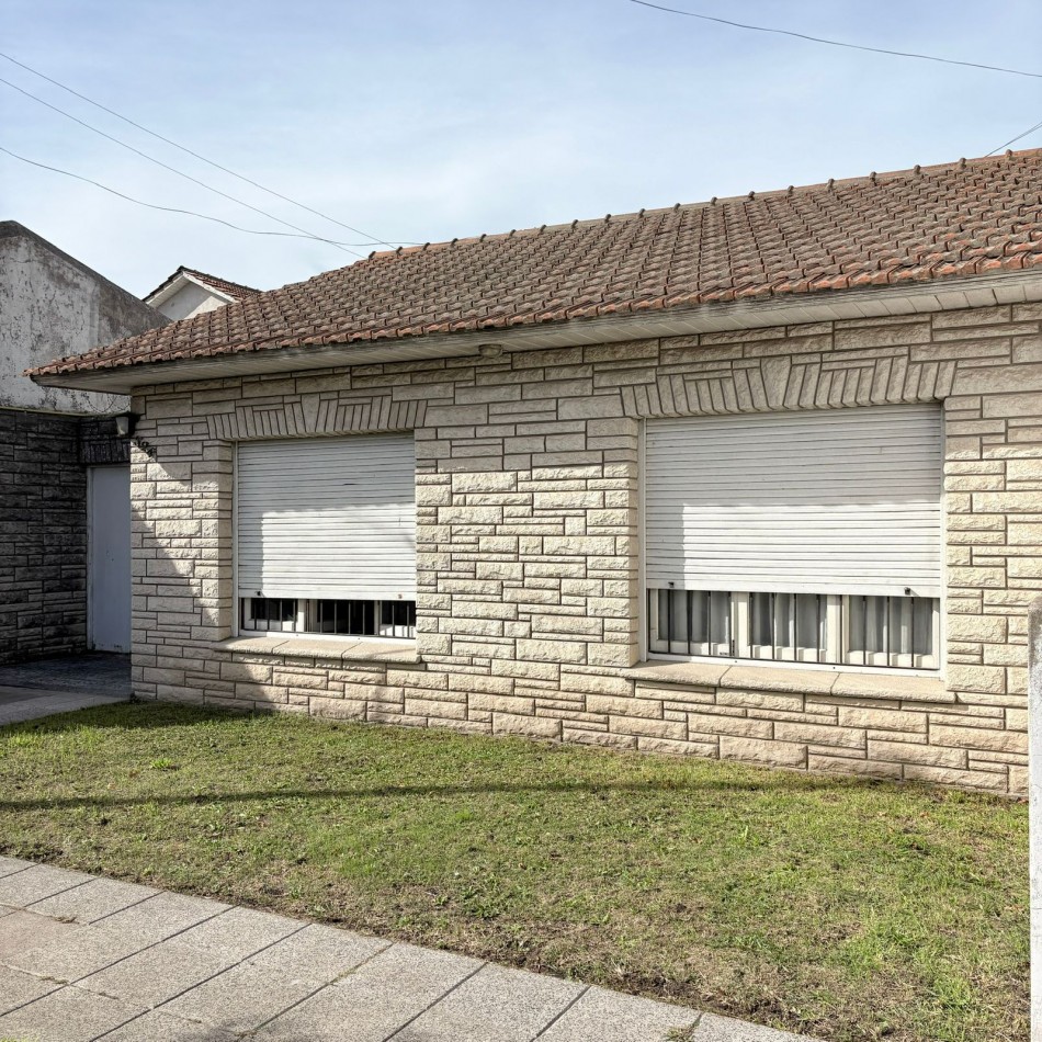 Venta de casa 3 ambientes con garage y parque en el Gaucho