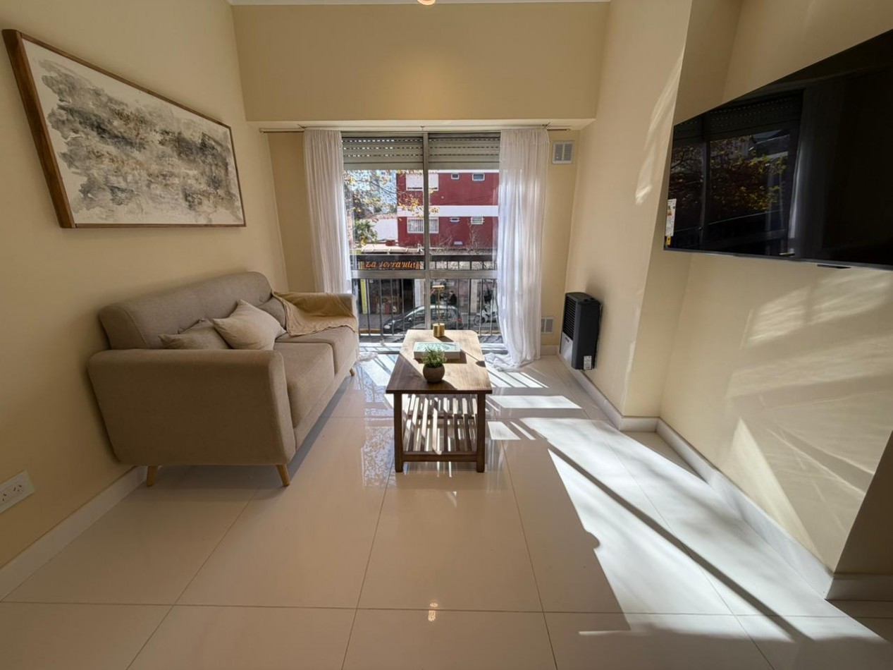 Venta departamento 2 ambientes con balcon a la calle en el centro