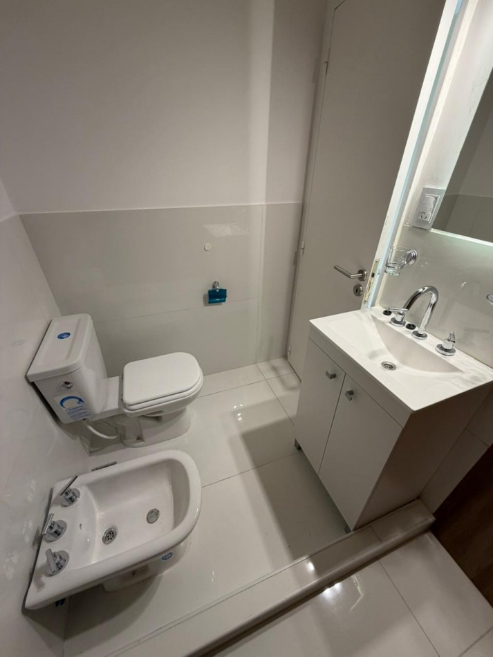 Venta departamento 2 ambientes con balcon a la calle en el centro