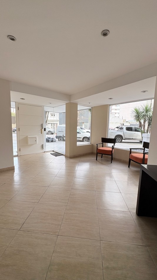 Venta departamento 2 ambientes con balcon al frente en Chauvin 