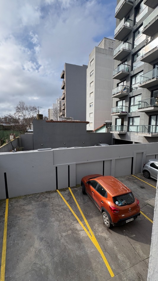 Venta departamento 2 ambientes con balcon al frente en Chauvin 