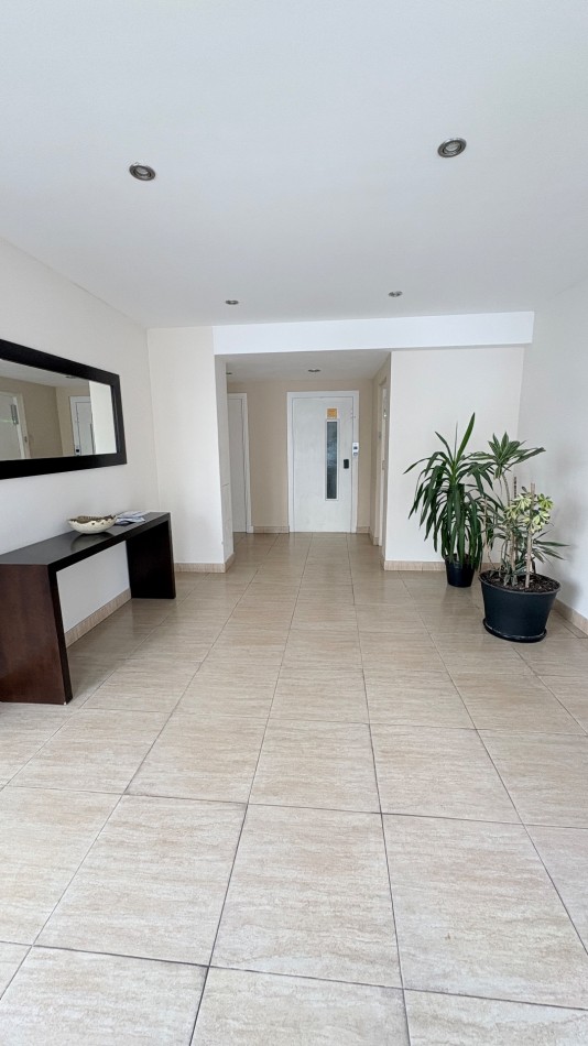 Venta departamento 2 ambientes con balcon al frente en Chauvin 