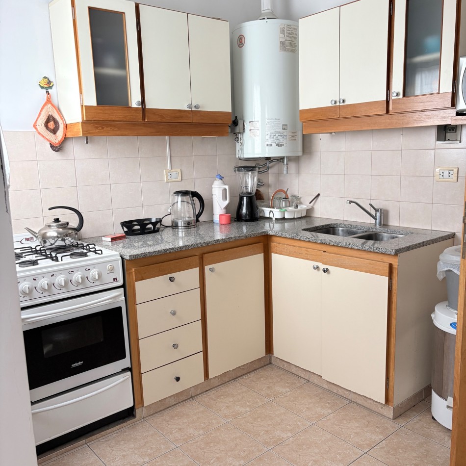 Venta departamento 2 ambientes con balcon al frente en Chauvin 