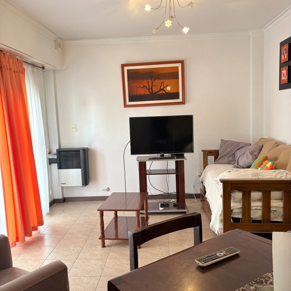 Venta departamento 2 ambientes con balcon al frente en Chauvin 