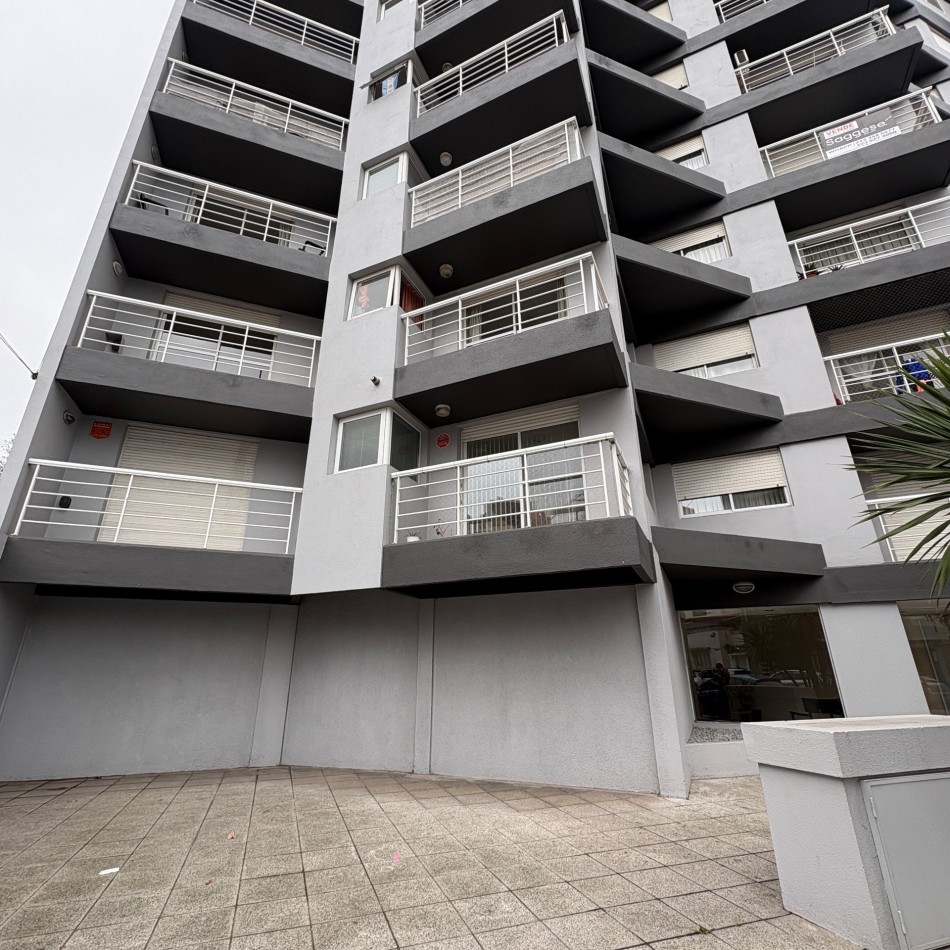 Venta departamento 2 ambientes con balcon al frente en Chauvin 