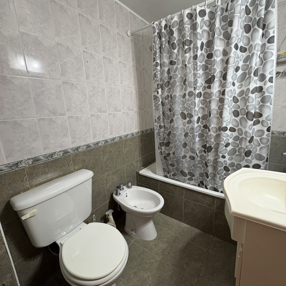 Venta departamento 2 ambientes con balcon al frente en Chauvin 