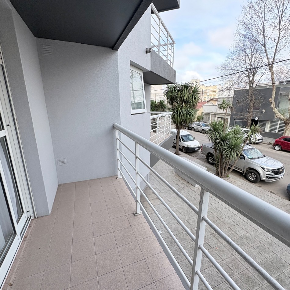 Venta departamento 2 ambientes con balcon al frente en Chauvin 