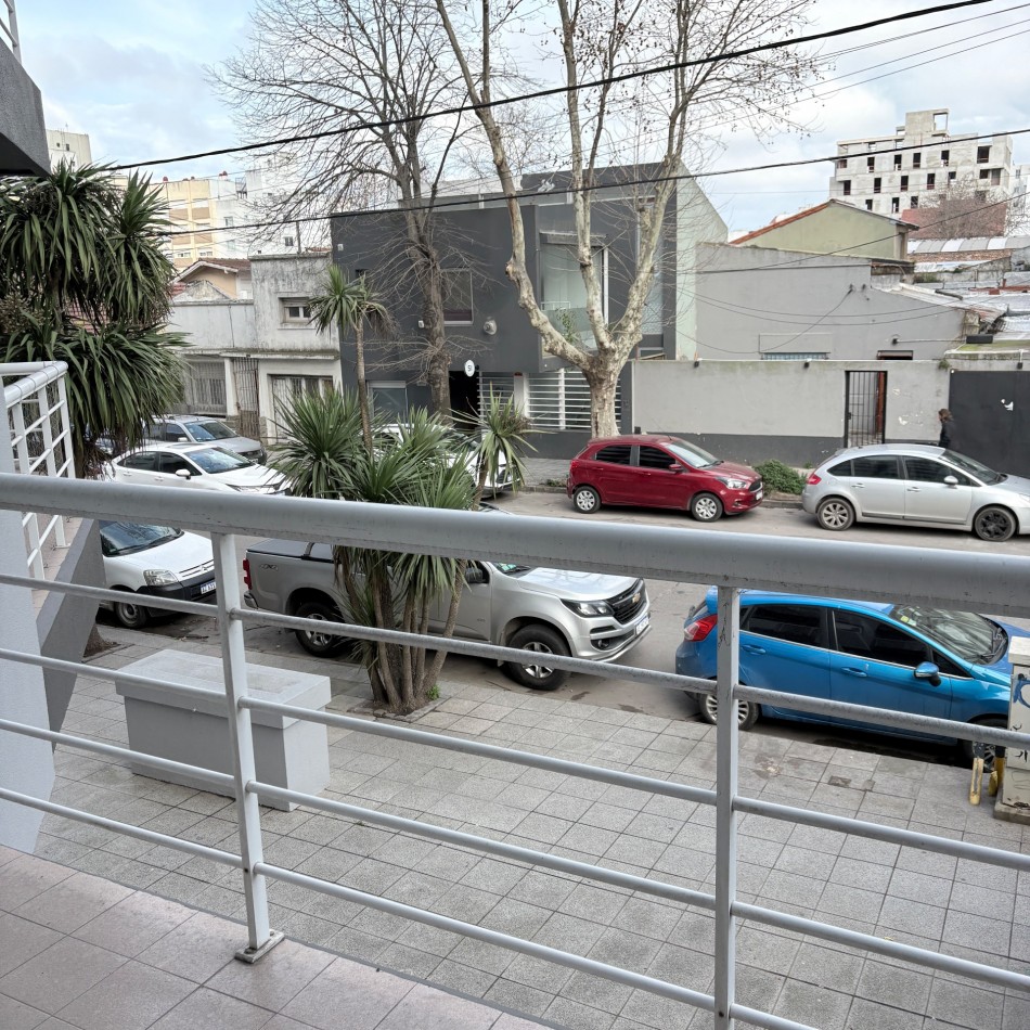 Venta departamento 2 ambientes con balcon al frente en Chauvin 