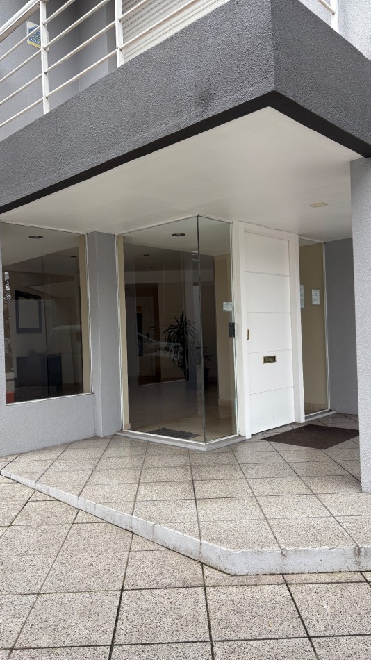 Venta departamento 2 ambientes con balcon al frente en Chauvin 