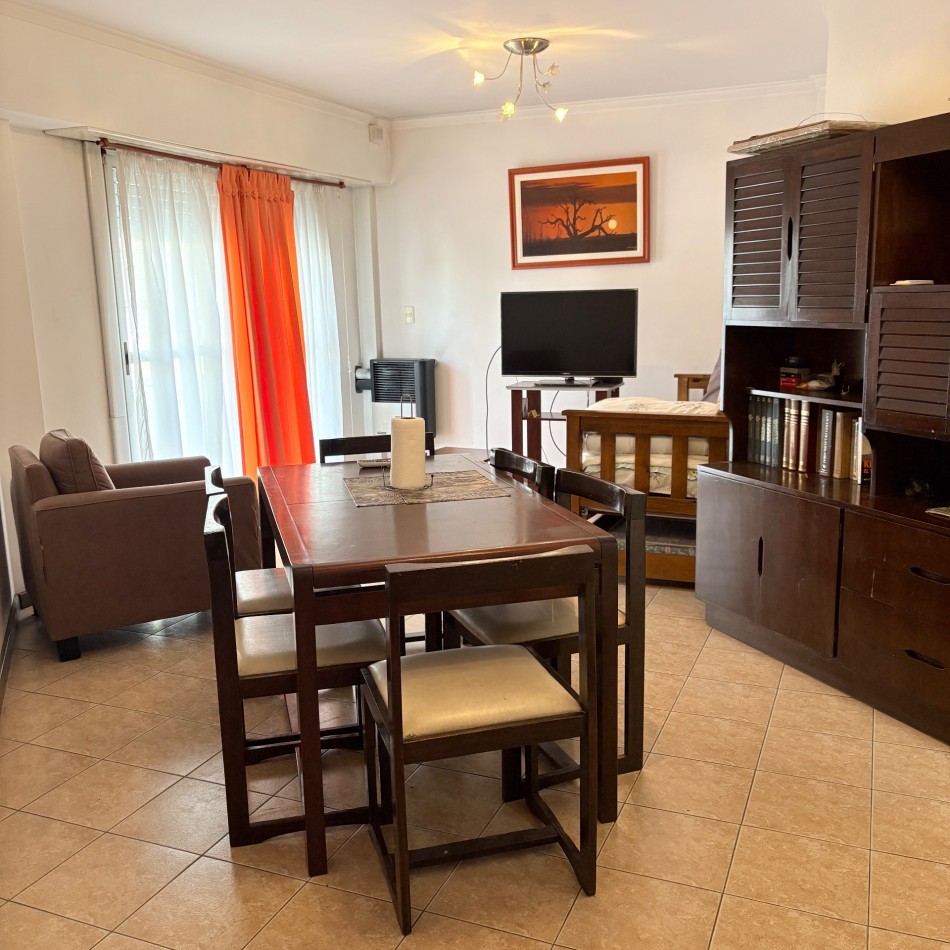 Venta departamento 2 ambientes con balcon al frente en Chauvin 