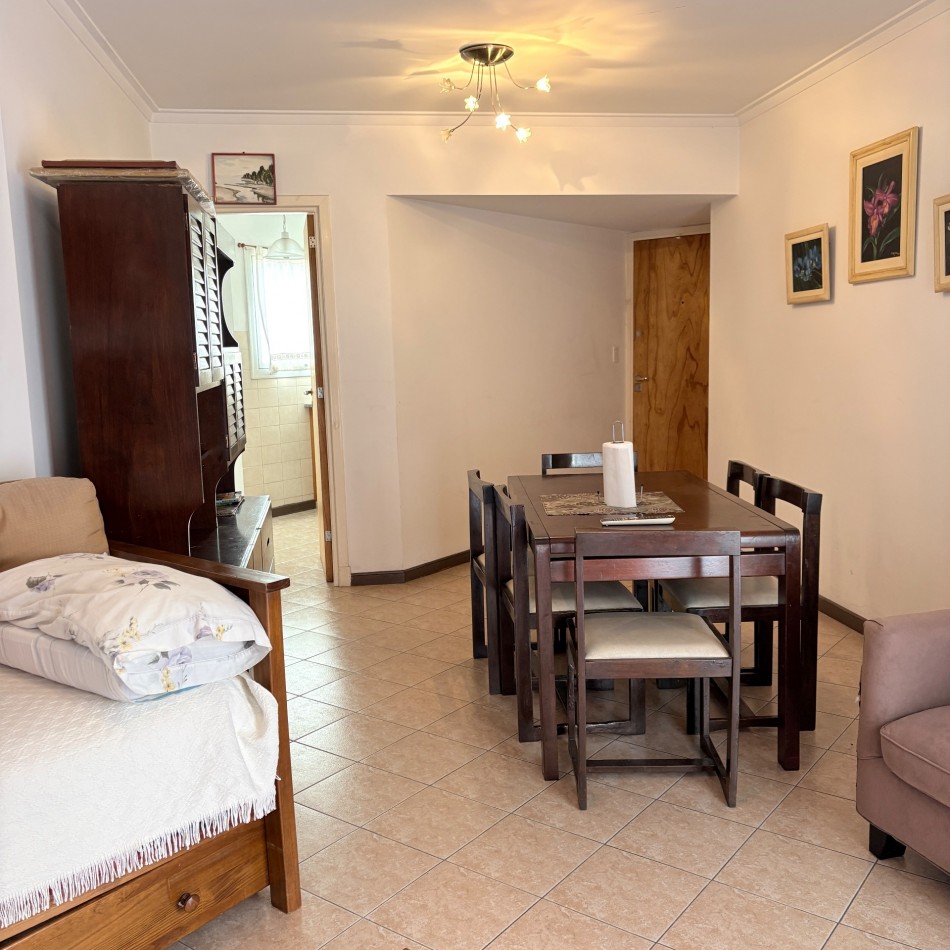 Venta departamento 2 ambientes con balcon al frente en Chauvin 