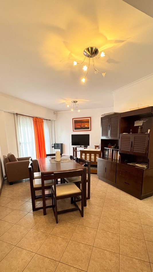 Venta departamento 2 ambientes con balcon al frente en Chauvin 