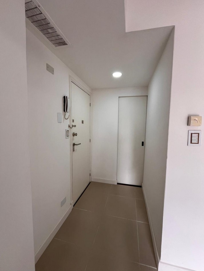Venta departamento 3 ambientes con balcon saliente con vista al mar en el Centro
