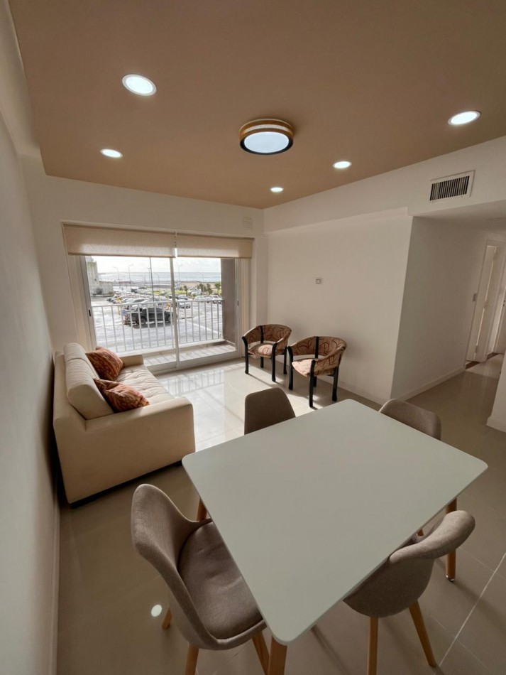 Venta departamento 3 ambientes con balcon saliente con vista al mar en el Centro