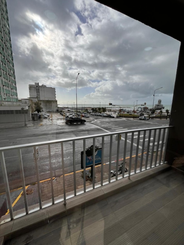 Venta departamento 3 ambientes con balcon saliente con vista al mar en el Centro