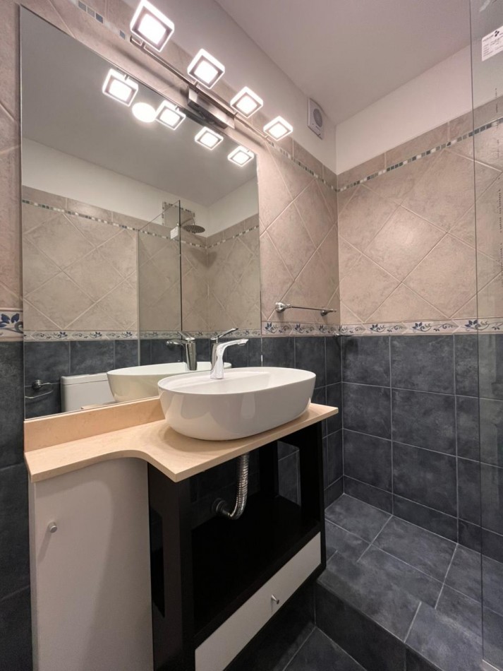 Venta departamento 3 ambientes con balcon saliente con vista al mar en el Centro