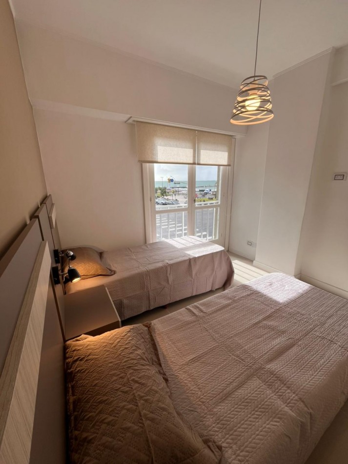 Venta departamento 3 ambientes con balcon saliente con vista al mar en el Centro