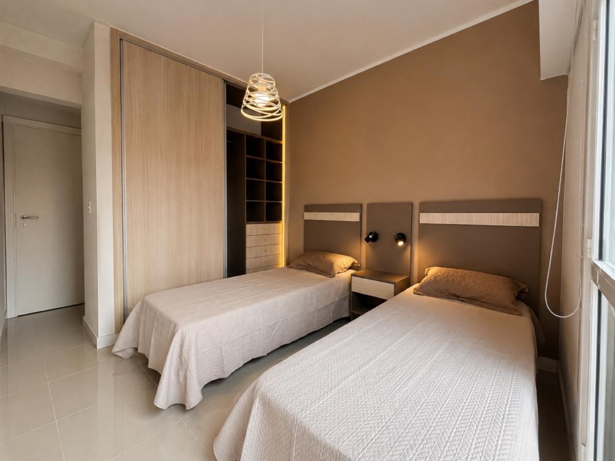 Venta departamento 3 ambientes con balcon saliente con vista al mar en el Centro