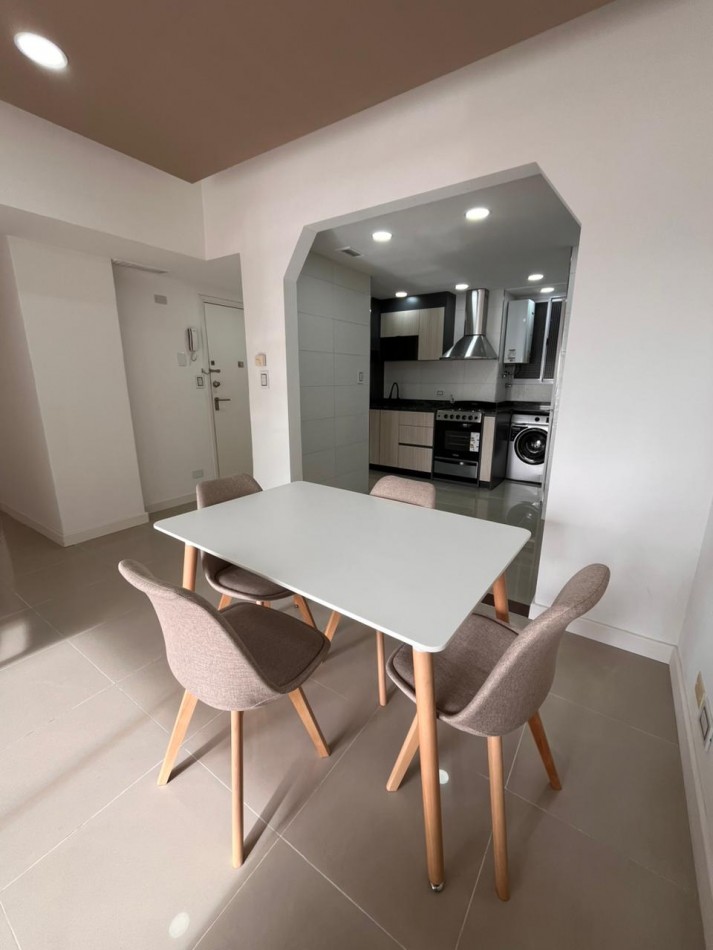 Venta departamento 3 ambientes con balcon saliente con vista al mar en el Centro