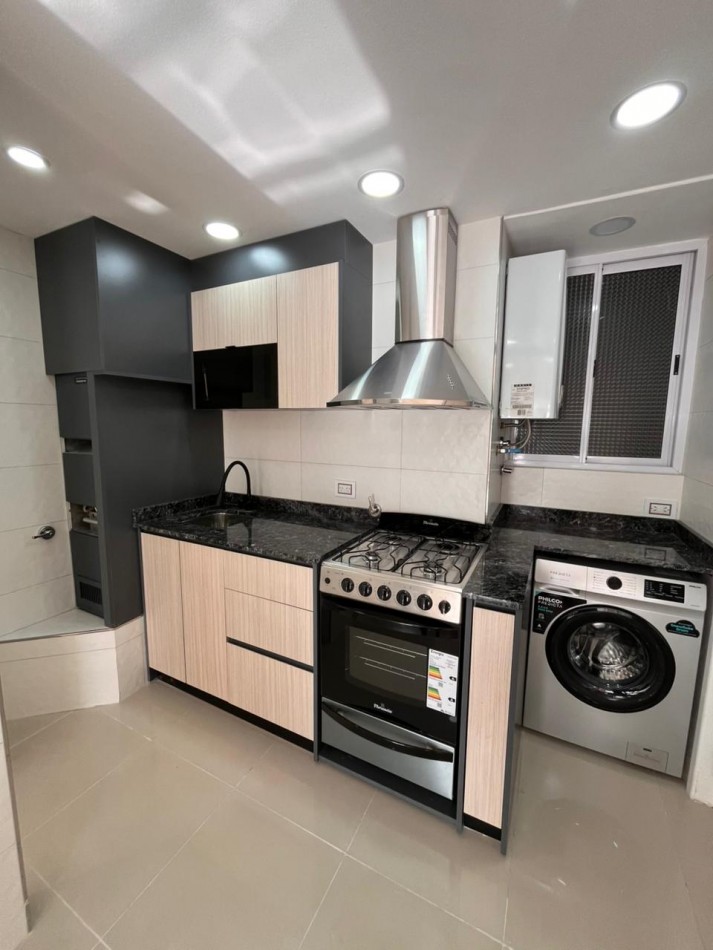 Venta departamento 3 ambientes con balcon saliente con vista al mar en el Centro