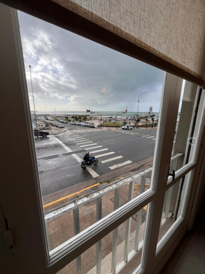 Venta departamento 3 ambientes con balcon saliente con vista al mar en el Centro
