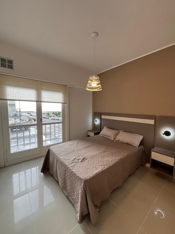 Venta departamento 3 ambientes con balcon saliente con vista al mar en el Centro