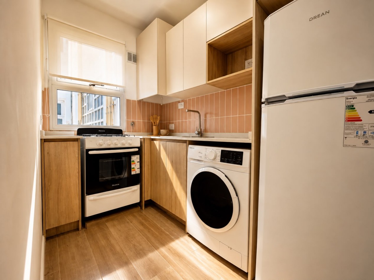Venta departamento 2 ambientes con balcon a la calle en zona Plaza Colon 