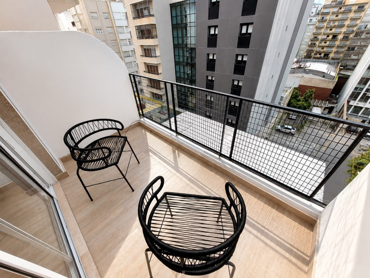 Venta departamento 2 ambientes con balcon a la calle en zona Plaza Colon 