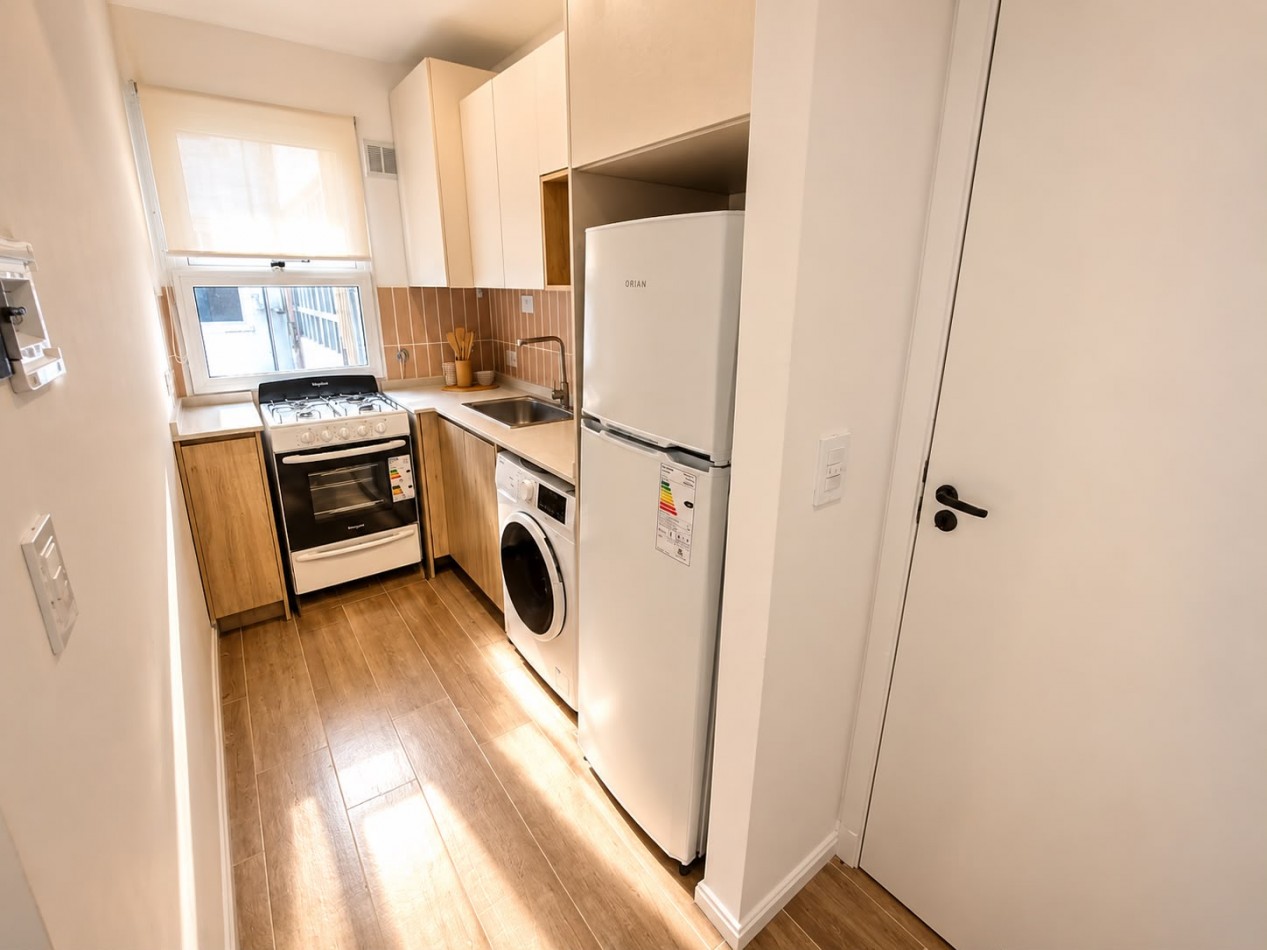 Venta departamento 2 ambientes con balcon a la calle en zona Plaza Colon 