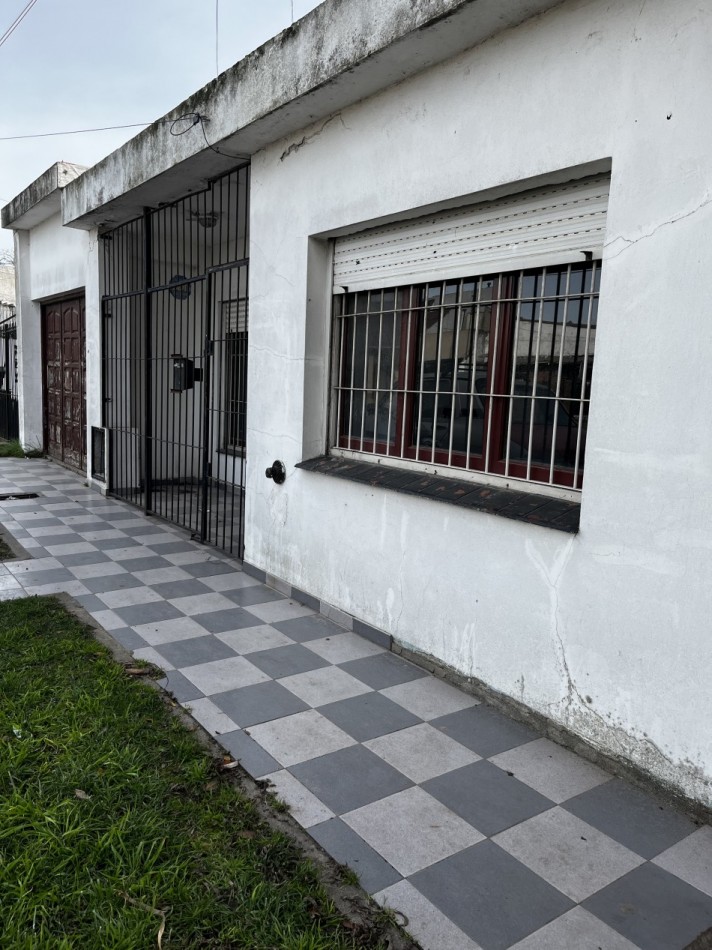 Venta casa 3 ambientes con garage y parque