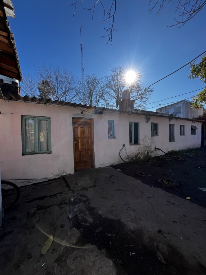 Venta de Casa mas locales en Estacion Camet