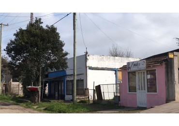 Venta de Casa mas locales en Estacion Camet