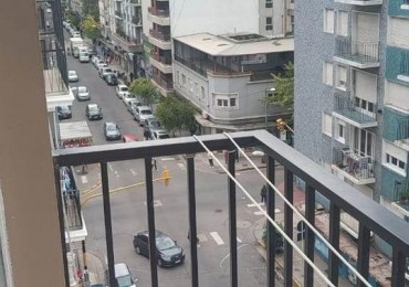 Venta departamento 2 ambientes con dependencia y balcon a la calle