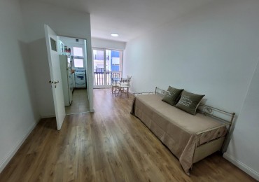 Venta departamento 1 ambiente con balcon saliente en Plaza Colon 