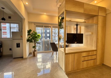 Venta departamento 1 ambiente con balcon frances a la calle en Plaza Colon 