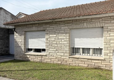 Venta de casa 3 ambientes con garage y parque en el Gaucho